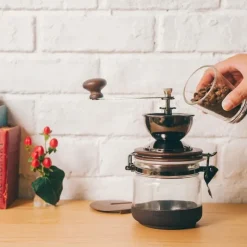 Kaffekværn med beholder