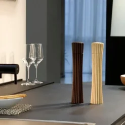 Legnoart PLEATS, Salt/Peber Keramisk Kværn, small i mørk Ask