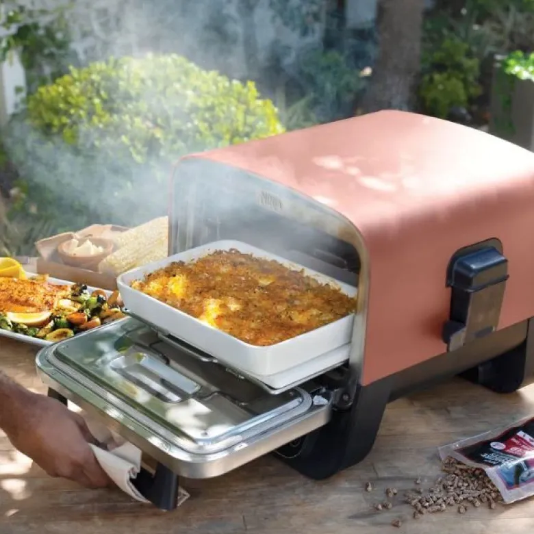 Ninja Woodfire OO101EU UdendørsElektrisk grill og røgeovn 2400W