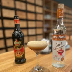 SALTED CARAMEL ESPRESSO MARTINI - DrinksPakke